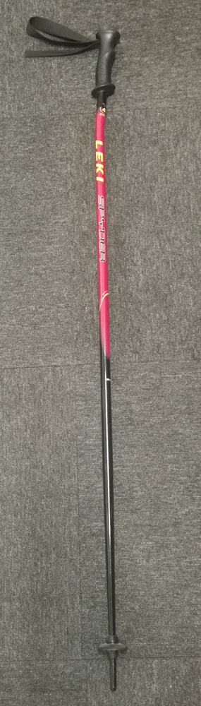 Leki Spyder 4.0 ski pole with a red and black shaft, black ergonomic grip, and wrist strap.